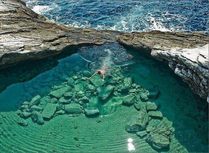 7 μικροσκοπικές παραλίες «διαμάντια» της Μεσογείου κρυμμένες μέσα στα βράχια