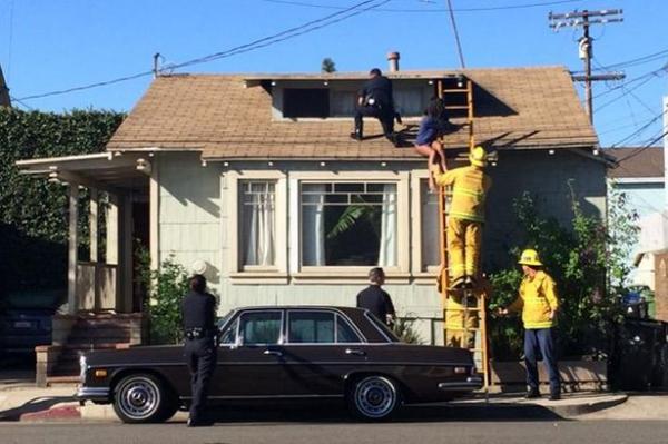 00 600x399 Τρομακτική φωτογραφία: Γυναίκα σκαρφάλωσε στη στέγη του σπιτιού της για να κρυφτεί από τον κλέφτη που εισέβαλε στο σπίτι της
