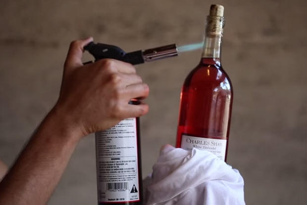 10 εναλλακτικοί τρόποι για να ανοίξετε ένα μπουκάλι κρασί!
