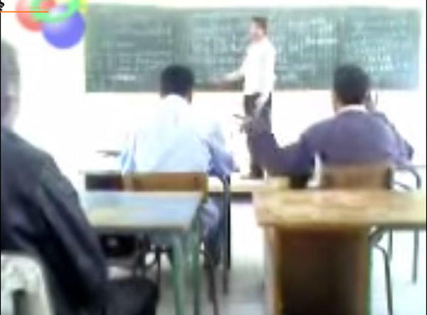 Απίστευτο βίντεο: Δάσκαλος ρίχνει… «μπουκέτο» σε μαθητή εν ώρα μαθήματος!
