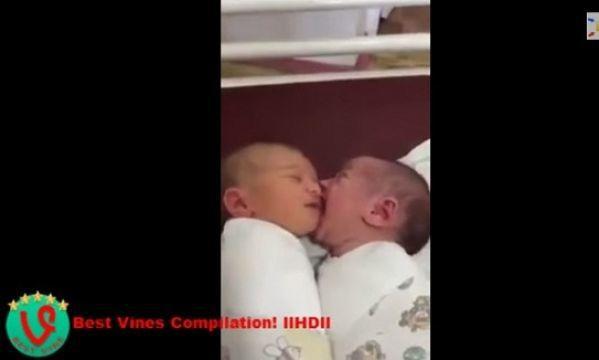 Το βίντεο που έγινε viral – Δεν πάει το μυαλό σας τι κάνει το ένα μωρό στο άλλο!