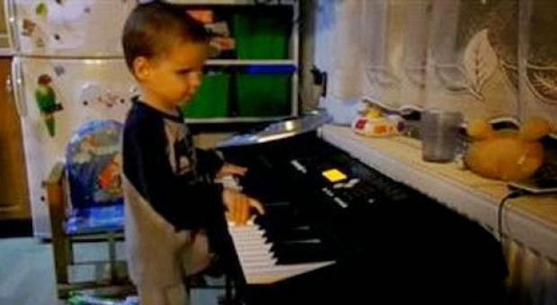 Μάθημα ζωής από ένα παιδί…Ένα τυφλό αγοράκι δίνει μουσικό ρεσιτάλ!!!