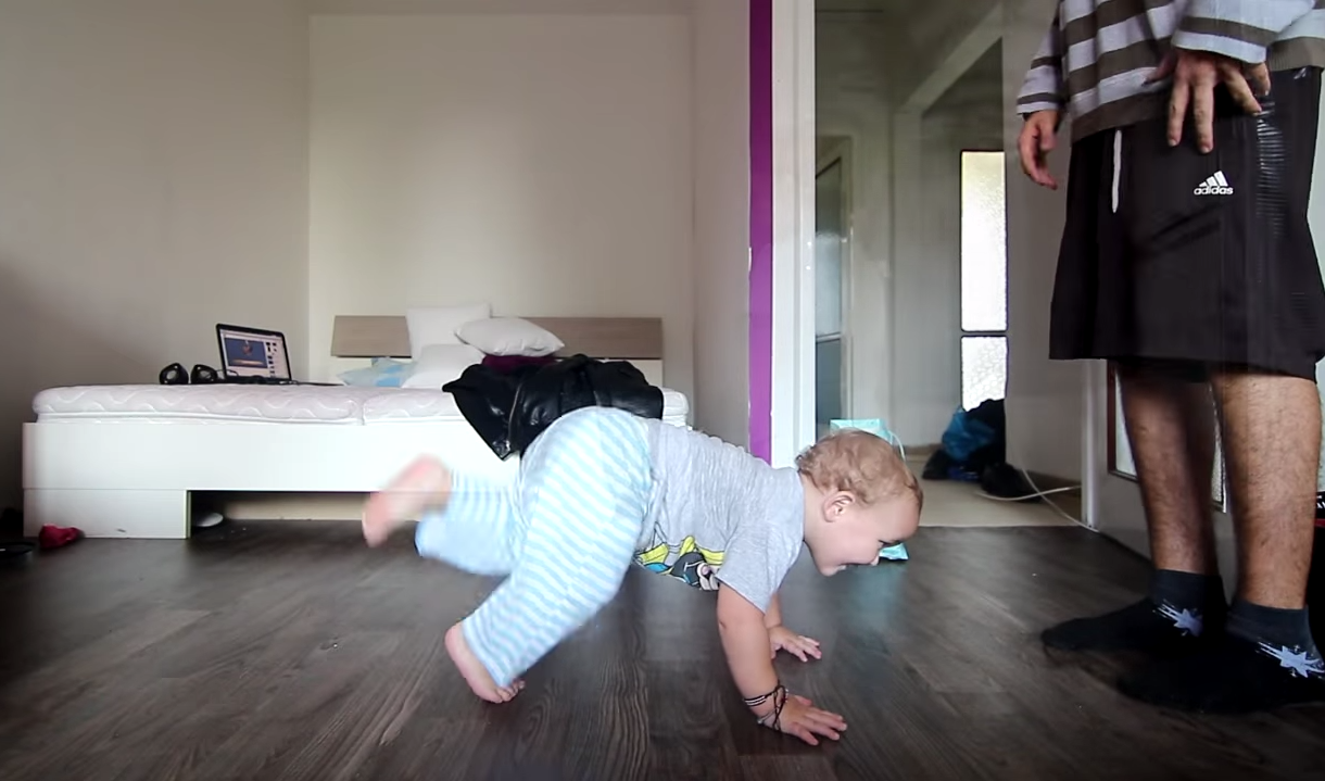 Μωρό γεννημένο χορευτής: ΔΕΙΤΕ το βίντεο που ΣΑΡΩΝΕΙ στο διαδίκτυο !!!