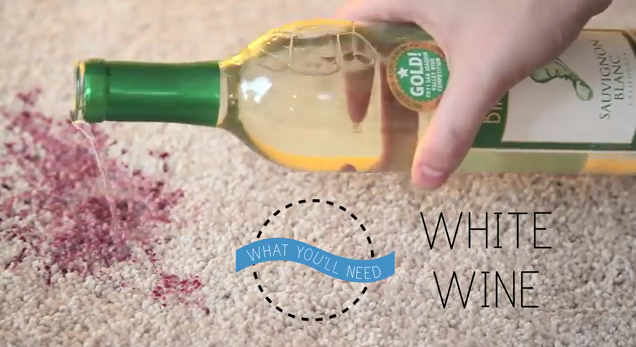 Πώς να καθαρίσετε αποτελεσματικά λεκέδες από κόκκινο κρασί!