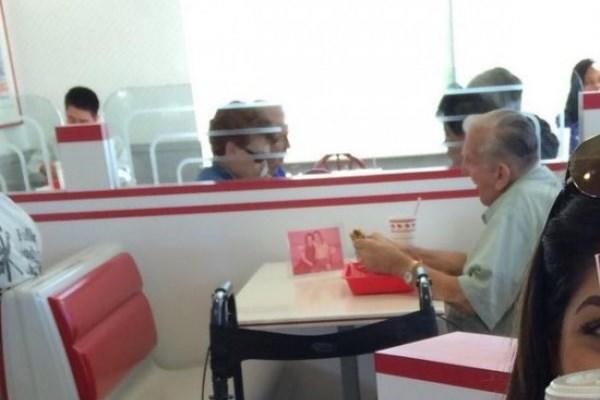 Συγκινητικό: Ηλικιωμένος τρώει πάντα μόνος… παρέα με τη φωτογραφία της συζύγου του!