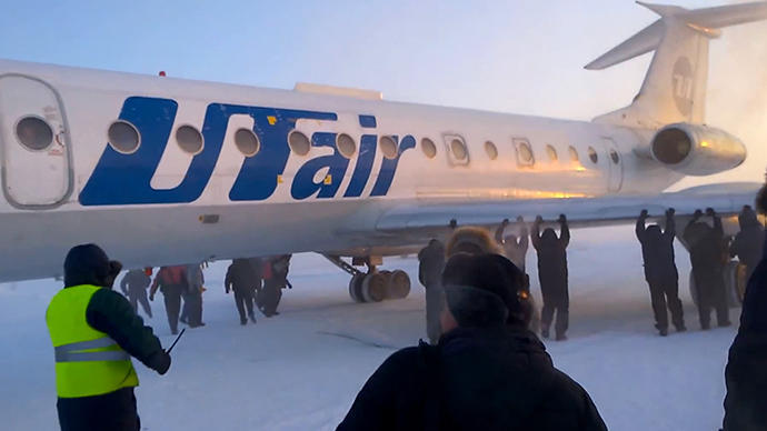Σιβηρία: 74 επιβάτες σπρώχνουν παγωμένο αεροπλάνο στο διάδρομο στους -52 βαθμούς !!!