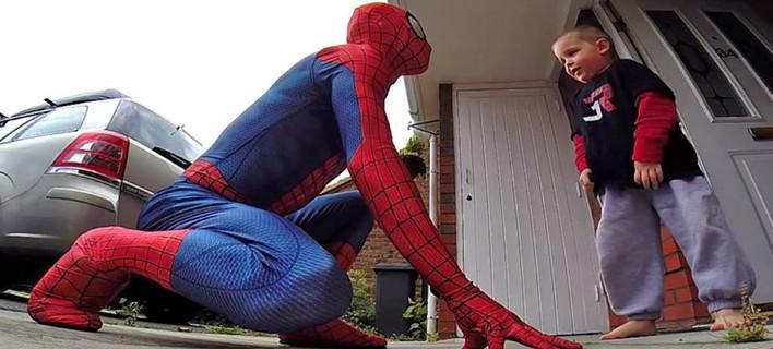 Μάθημα ζωής: Πατέρας μεταμορφώνεται σε Spiderman για να κάνει έκπληξη στον 5χρονο καρκινοπαθή γιο του!