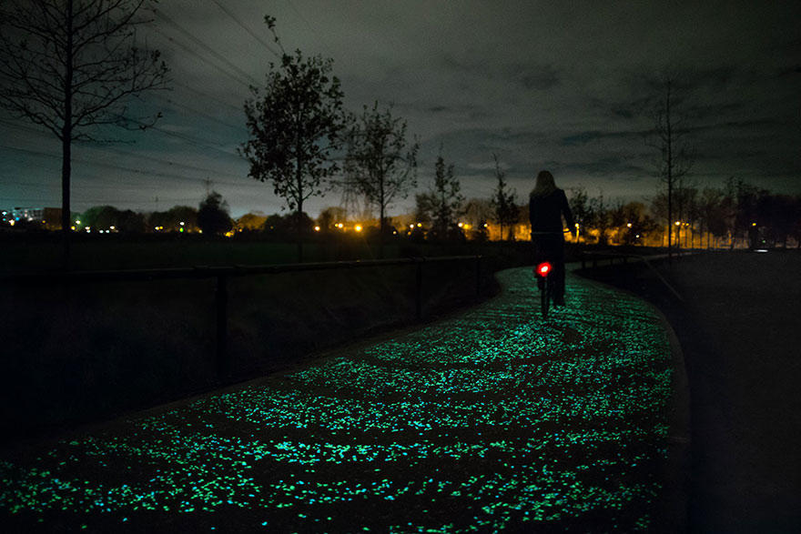 Ολλανδός σχεδιαστής δημιούργησε μονοπάτι για ποδήλατα που φωσφορίζει τη νύχτα