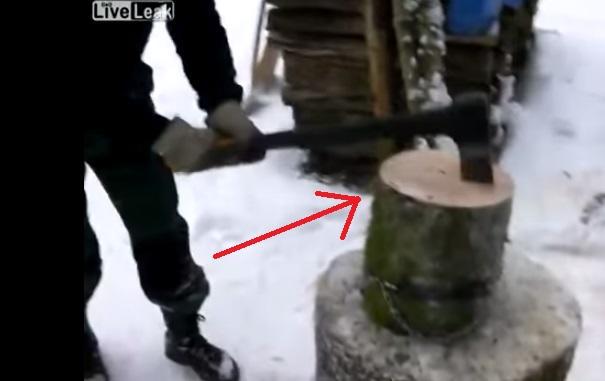 Αυτός ο άντρας βρήκε έναν πολύ ιδιαίτερο τρόπο για να κόβει τα ξύλα. Αρχηγός!!!!