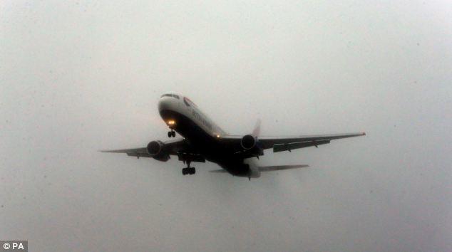 ΚΟΒΕΙ ΤΗΝ ΑΝΑΣΑ !!! Δραματική προσγείωση αεροπλάνου μέσα σε πυκνή ομίχλη!