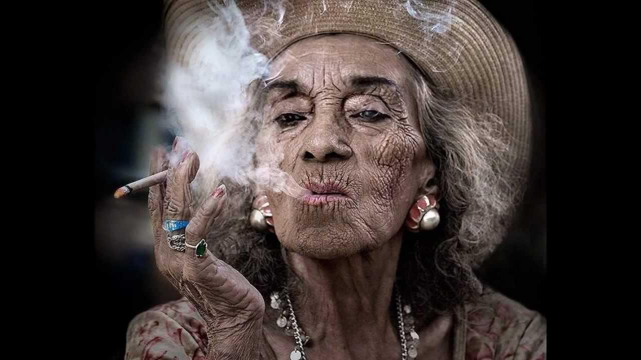 Слушать песню моя бабушка трубку. Старая женщина. Старая курящая женщина. Пожилая женщина с папиросой. Стильная бабка с сигаретой.