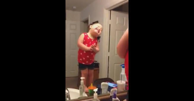 Κοριτσάκι με σύνδρομο Down τραγουδάει με νάζι το «Let it Go» μπροστά στον καθρέφτη! Ότι πιο όμορφο!