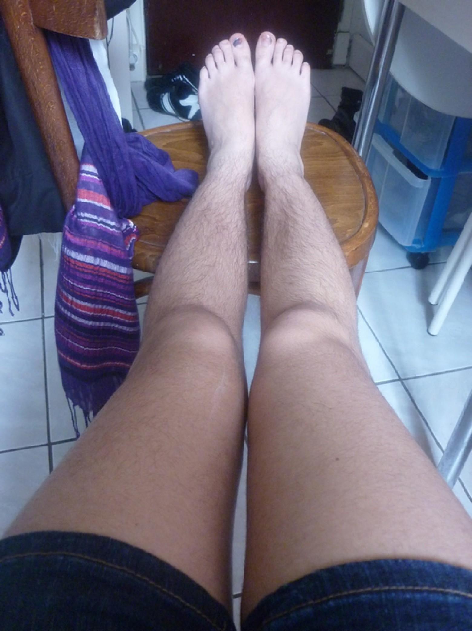 Небритые бедра. Красивые волосатые женские ноги. Женские волосяные ноги. Не биитые женские ноги.