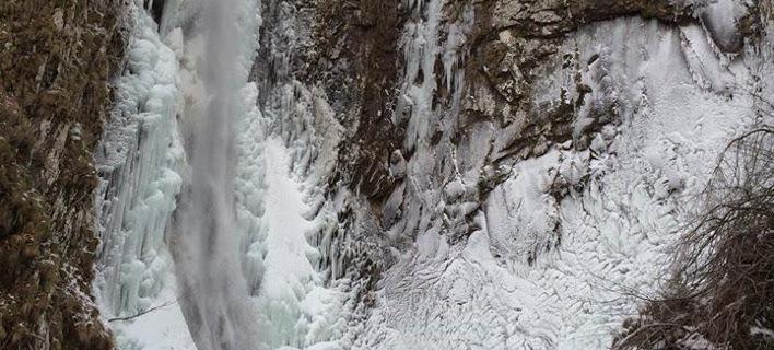 Μαγεύει ο παγωμένος καταρράκτης της Ξάνθης – Ένα υπέροχο έργο τέχνης από τις χαμηλές θερμοκρασίες