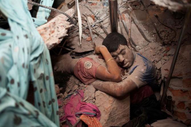 diaforetiko.gr : earthquake victims 669x4451 10 από τις πιο σοκαριστικές φωτογραφίες στην Ιστορία του κόσμου   Κάνουν τα συναισθήματα να ξεχειλίζουν  