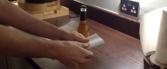 Πως να ανοίξετε ένα μπουκάλι μπύρας με… ένα κομμάτι χαρτί!