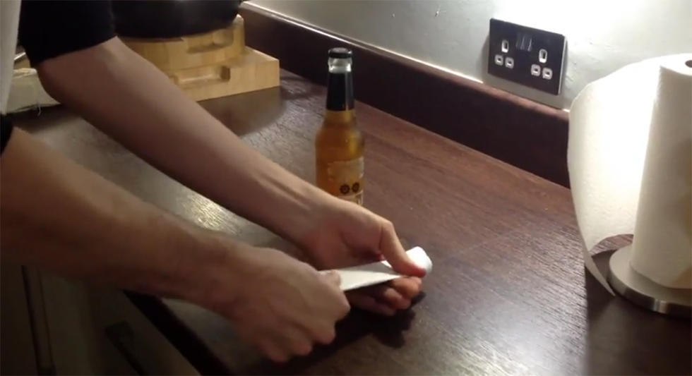 Κρατάει ένα μπουκάλι μπύρας και μια κόλλα χαρτί. Σε 25 δευτερόλεπτα θα κάνει το σαγόνι σας να φτάσει στο πάτωμα!