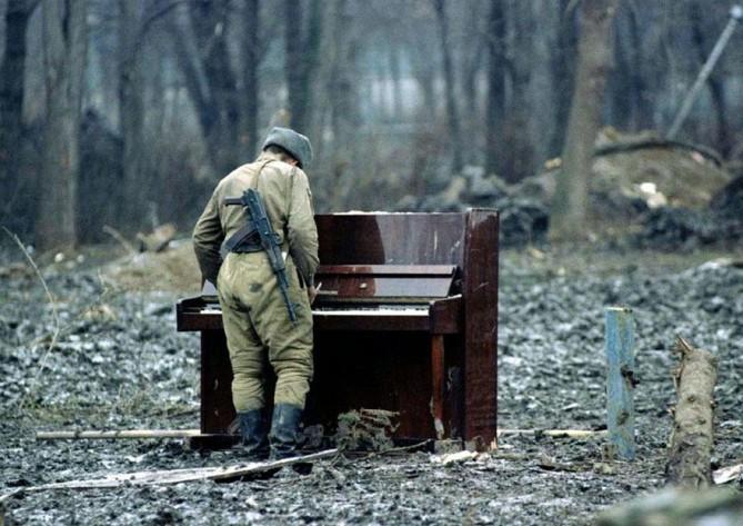 diaforetiko.gr : pianist soldier 669x473 10 από τις πιο σοκαριστικές φωτογραφίες στην Ιστορία του κόσμου   Κάνουν τα συναισθήματα να ξεχειλίζουν  