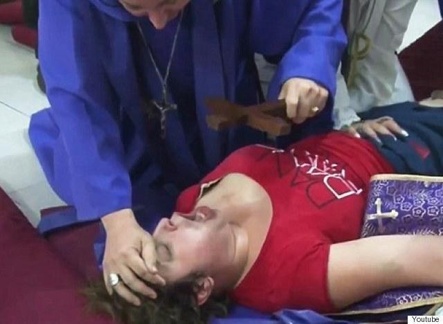 Προσοχή ΣΚΛΗΡΕΣ εικόνες! Η ΤΡΟΜΑΚΤΙΚΗ στιγμή εξορκισμού γυναίκας! Η 22χρονη σπαρταράει και χτυπά το κεφάλι της στο πάτωμα..