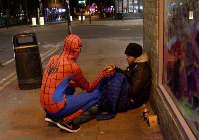 Ο Ανώνυμος Spiderman: Ένας αληθινός σούπερ ήρωας μοιράζει κάθε βράδυ φαγητό σε αστέγους!