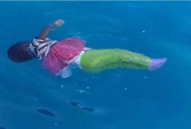 ΣΚΛΗΡΗ ΕΙΚΟΝΑ: Η φωτογραφία με το νεκρό κοριτσάκι στο ναυάγιο της Μεσογείου που σαρώνει στο Facebook τις τελευταίες ώρες.
