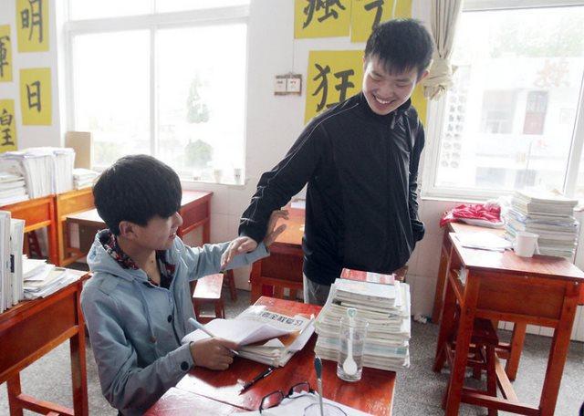 Ο Xie Xu και ο Zhang Chi είναι με διαφορά οι κορυφαίοι μαθητές στην τάξη τους.