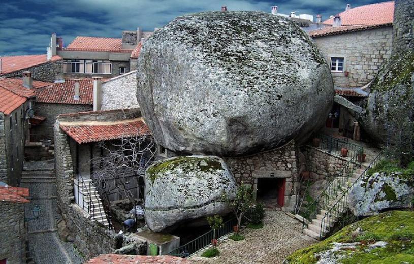 Μονσάντο, το πιο όμορφο και ιδιαίτερο χωριό της Πορτογαλίας σκεπάζεται από τεράστιους ογκόλιθους