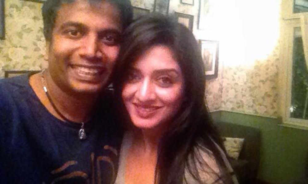 Ο Ινδός «playboy» που βγαίνει για δείπνο με άλλη… γυναίκα κάθε βράδυ επί ένα χρόνο!
