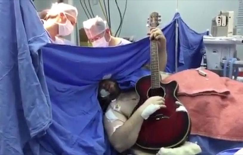 Έπαιζε κιθάρα ενώ οι γιατροί του αφαιρούσαν όγκο από τον εγκέφαλο!