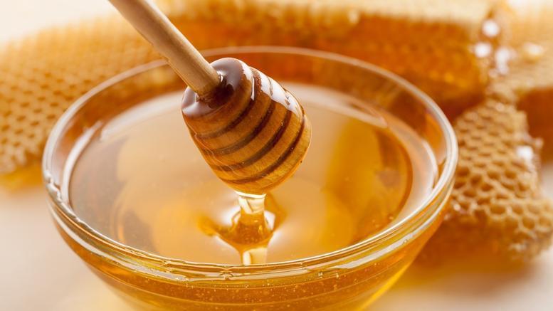 Σας αρέσει το μέλι; Δείτε τις 8 άγνωστες θαυματουργές χρήσεις του!