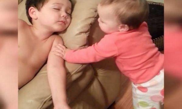 Το βίντεο που πρέπει να δείτε όλοι: Ο αδελφός της κοιμάται κι εκείνη προσπαθεί να…