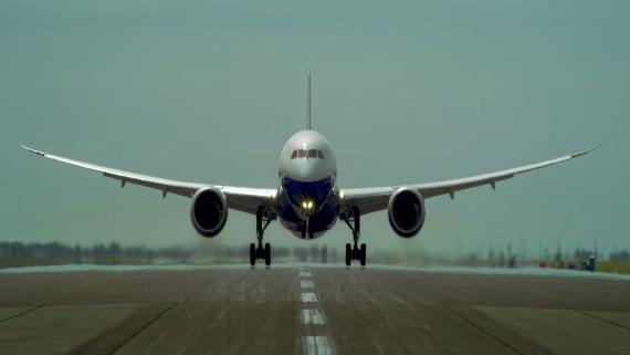 Θέαμα που κόβει την ανάσα – Γιγαντιαία Boeing σε επικίνδυνες ακροβατικές πτήσεις – Απογείωση σε ορθή γωνία από το έδαφος και παράτολμες στροφές !!!
