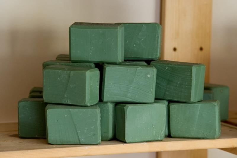 Μήπως ήρθε η ώρα να ξαναπιάσετε το πράσινο σαπούνι; 5 χρήσεις του που δεν φαντάζεστε
