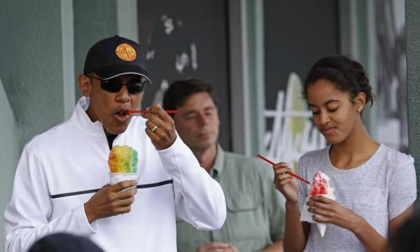 REFILE - CLARIFYING CAPTION  U.S. President Barack Obama enjoys a shave ice with his daughter Malia (R) at Island Snow in Kailua, Hawaii January 1, 2015. The President and his family are currently on their annual Christmas and New Year's holiday season vacation.     REUTERS/Gary Cameron   (UNITED STATES - Tags: POLITICS SOCIETY)