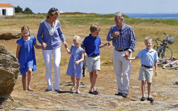 epa03799946 Belgium's King Philippe and Queen Mathilde of Belgium take a walk with their children (L-R) Crown Princess Elisabeth, Princess Eleonore, Prince Gabriel and Prince Emmanuel during a private family vacation at the island of Ile d'Yeu, France, 24 July 2013.  EPA/YVES HERMAN POOL ATTENTION EDITORS - FOR EDITORIAL USE ONLY. NOT FOR SALE FOR MARKETING OR ADVERTISING CAMPAIGNS.   EDITORIAL USE ONLY/NO SALES  EDITORIAL USE ONLY/NO SALES