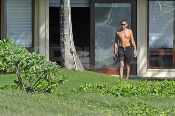 ©BAUER-GRIFFIN.COM A shirtless Barack Obama and his family vacation at a beachside compound in Hawaii.  Included are Michelle Obama, Malia Obama, Natasha "Sasha" Obama, and Maya Soetoro-Ng. EXCLUSIVE  December 21, 2008 Job: 81221NB1  Kailua, Hawaii www.bauergriffin.com www.bauergriffinonline.com