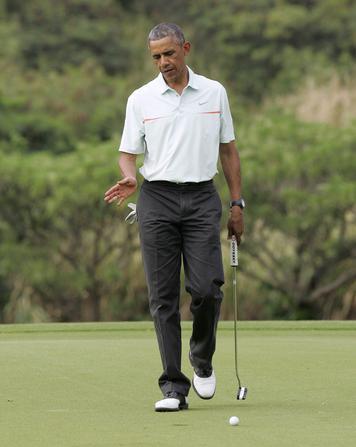 U.S. President Barack Obama gestures after missing his putt as Malaysia's Prime Minister Najib Razak play on the 18th green at the Clipper Golf course on Marine Corps Base Hawaii during Obama's Christmas holiday vacation in Kaneohe, Hawaii, December 24, 2014. REUTERS/Hugh Gentry (UNITED STATES - Tags: POLITICS SOCIETY)