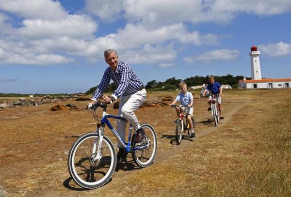 epa03799961 Belgium's King Philippe cycles with his sons Prince Gabriel (R) and Prince Emmanuel (C) during a private family vacation at the island of Ile d'Yeu, France, 24 July 2013.  EPA/YVES HERMAN POOL ATTENTION EDITORS - FOR EDITORIAL USE ONLY. NOT FOR SALE FOR MARKETING OR ADVERTISING CAMPAIGNS.   EDITORIAL USE ONLY/NO SALES  EDITORIAL USE ONLY/NO SALES  EDITORIAL USE ONLY/NO SALES
