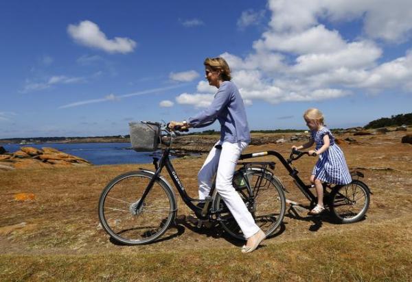 epa03799957 Belgium's Queen Mathilde of Belgium  cycles with her daughter Princess Eleonore during a private family vacation at the island of Ile d'Yeu, France, 24 July 2013.  EPA/YVES HERMAN POOL ATTENTION EDITORS - FOR EDITORIAL USE ONLY. NOT FOR SALE FOR MARKETING OR ADVERTISING CAMPAIGNS.   EDITORIAL USE ONLY/NO SALES  EDITORIAL USE ONLY/NO SALES  EDITORIAL USE ONLY/NO SALES