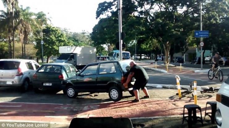 Άτυχος όποιος τα βάλει μαζί του: Εξοργισμένος ποδηλάτης σηκώνει στον αέρα αυτοκίνητο που τον έκλεισε !!!