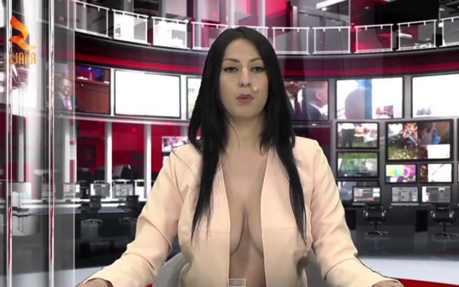 Παρουσιάστρια ειδήσεων «ξέχασε» το σουτιέν στα καμαρίνια! Το δελτίο αλβανικού καναλιού που προκαλεί εγκεφαλικά στους άντρες!
