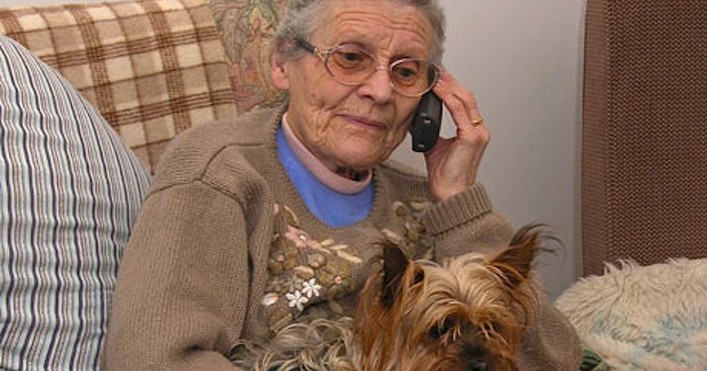 Δέχεστε κι εσείς ενοχλητικές τηλεφωνικές κλήσεις από εταιρείες προώθησης προϊόντων; Αυτή η γιαγιά τους απάντησε με τον ΚΑΛΥΤΕΡΟ τρόπο!