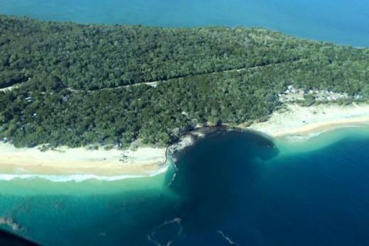 Γιγαντιαία τρύπα στην Αυστραλία «κατάπιε» ξαφνικά ένα τεράστιο μέρος της παραλίας μαζί με αυτοκίνητα και τροχόσπιτα!