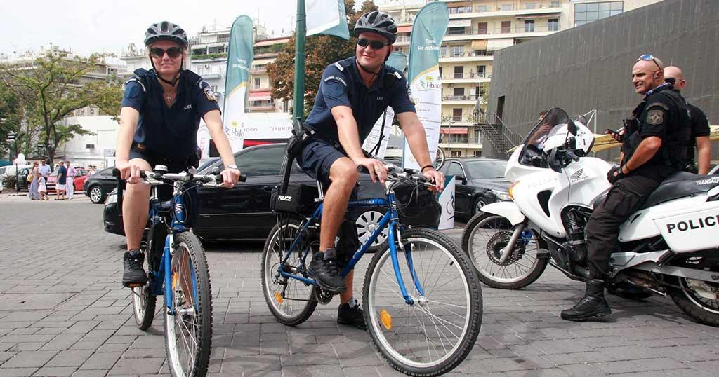 Αστυνομικοί βγαίνουν περιπολία με ποδήλατα και βερμούδες σε Πλάκα, Ακρόπολη, Μοναστηράκι και Φιλοπάππου.