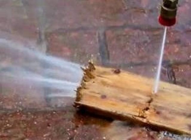 Κι όμως γίνεται! Κόβει ξύλα χρησιμοποιώντας μόνο… νερό! (βίντεο)