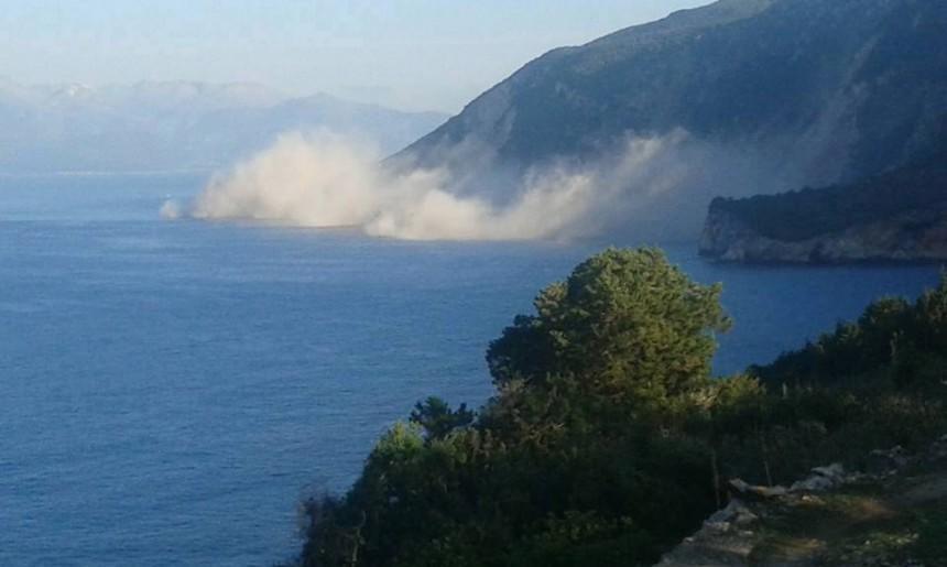 Πρωτοφανές βίντεο από τον σεισμό και την κατολίσθηση στους Εγκρεμνούς της Λευκάδας! Οι βράχοι θάβουν παραλία πολλών χιλιομέτρων που χάνεται σε σύννεφο σκόνης !!!