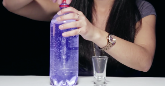 8 Απίθανα κόλπα με νερό που μπορείτε να τα δοκιμάσετε στο σπίτι