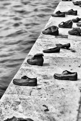about-shoes-on-the-danube10_274_411