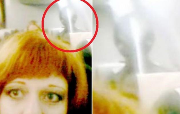 Τράβηξε selfie στην καμπίνα αεροπλάνου και εμφανίστηκε πίσω της ένας εξωγήινος (φωτογραφία)