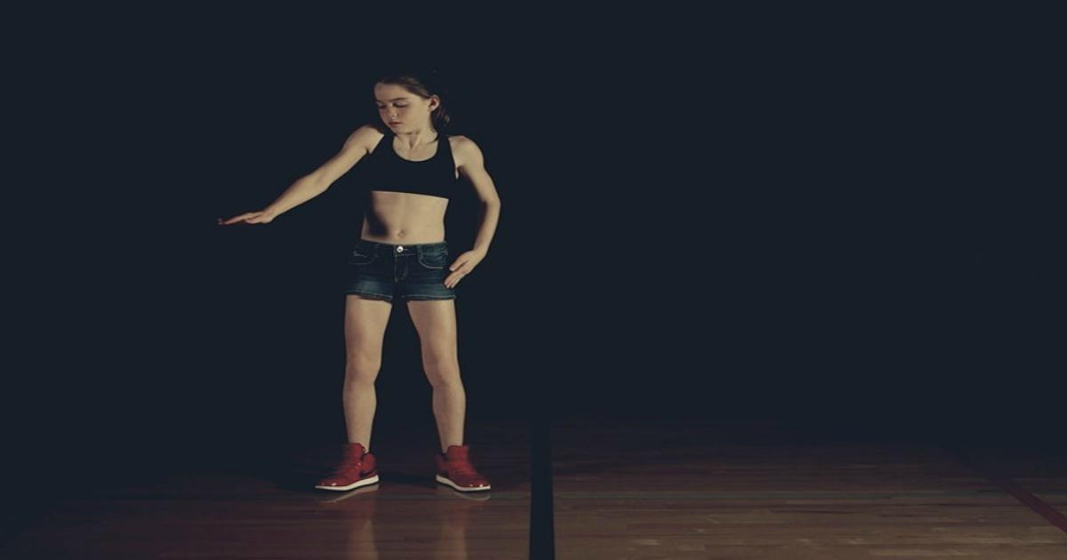 Αυτό το 12χρονο Κορίτσι έμαθε να χορεύει Dubstep βλέποντας Βίντεο στο Youtube, και το Κάνει Πραγματικά Τέλεια.